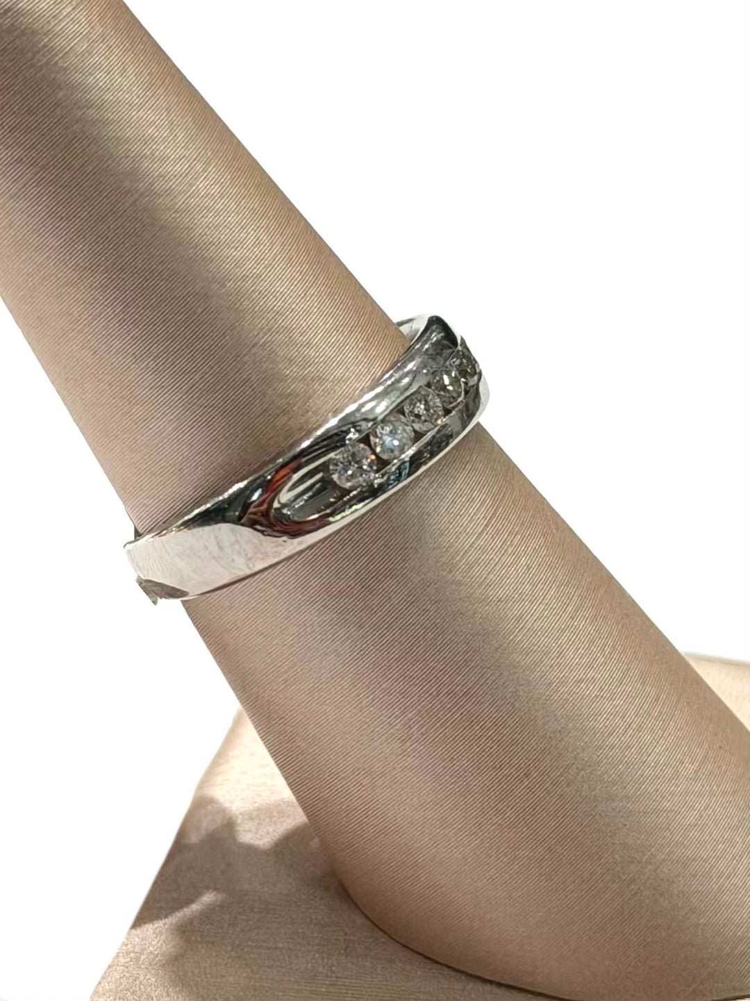 14K WHITE GOLD DIAMOND BAND RING