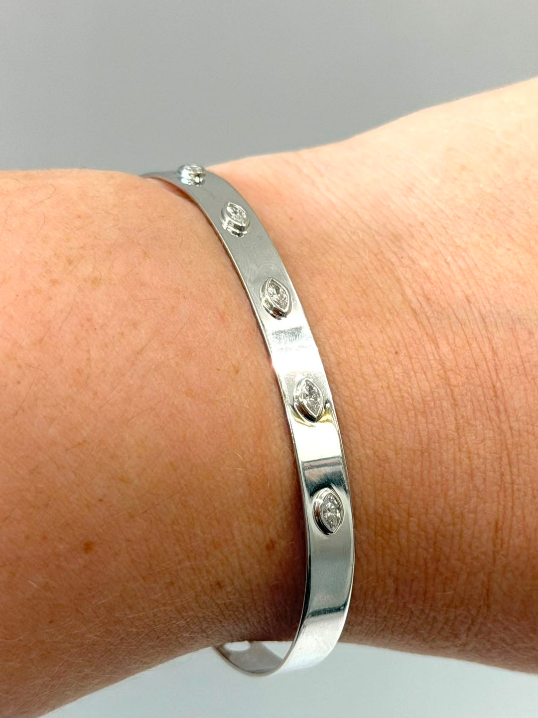 14K WHITE GOLD DIAMOND BANGLE BRACELET