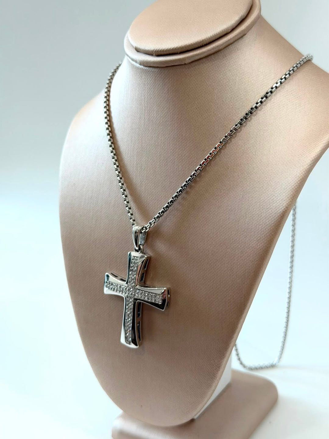 14K WHITE GOLD DIAMOND CROSS PENDANT NECKLACE