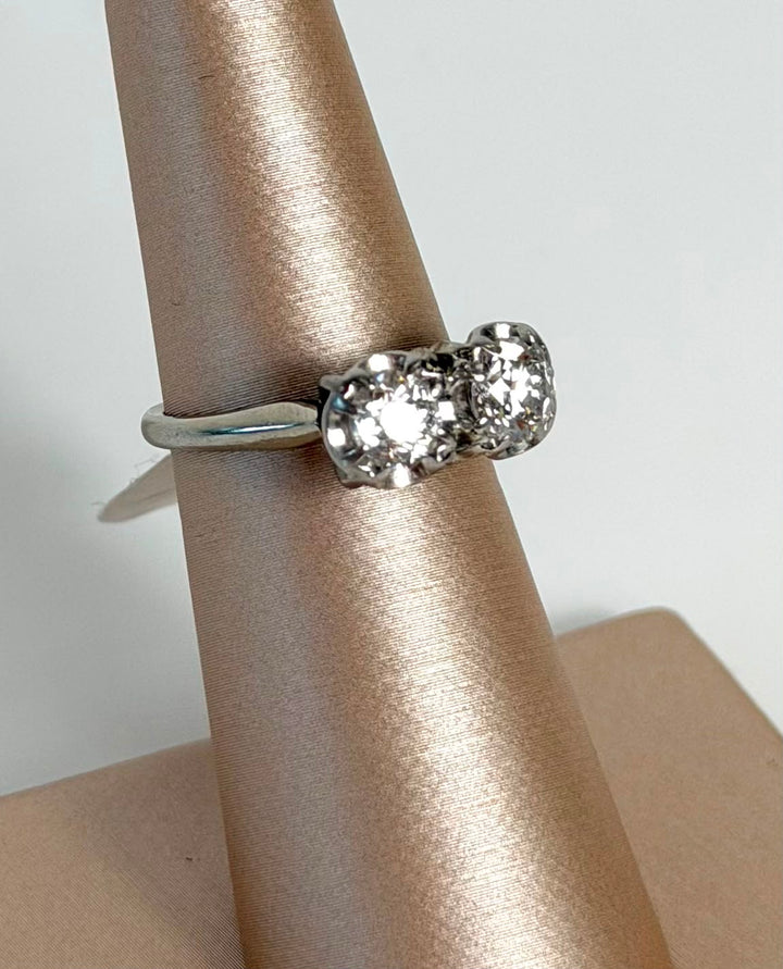 14K WHITE GOLD DIAMOND RING