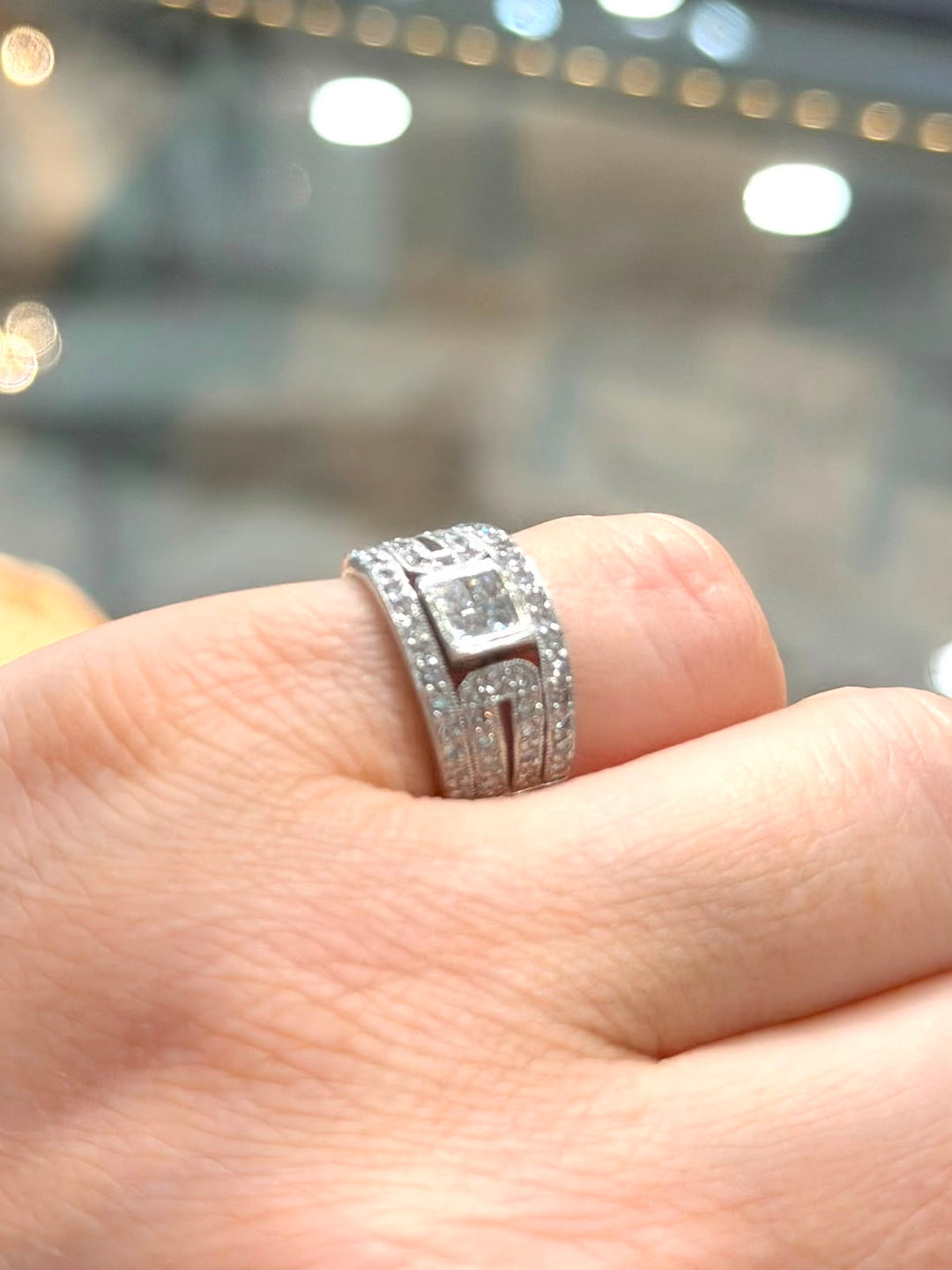 14K  WHITE GOLD DIAMOND RING