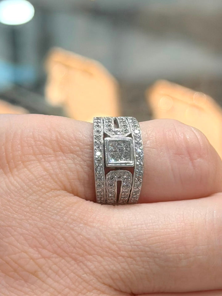 14K  WHITE GOLD DIAMOND RING