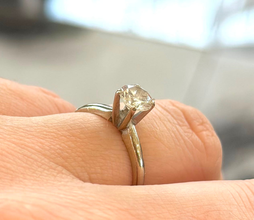 14K WHITE GOLD DIAMOND SOLITAIRE RING