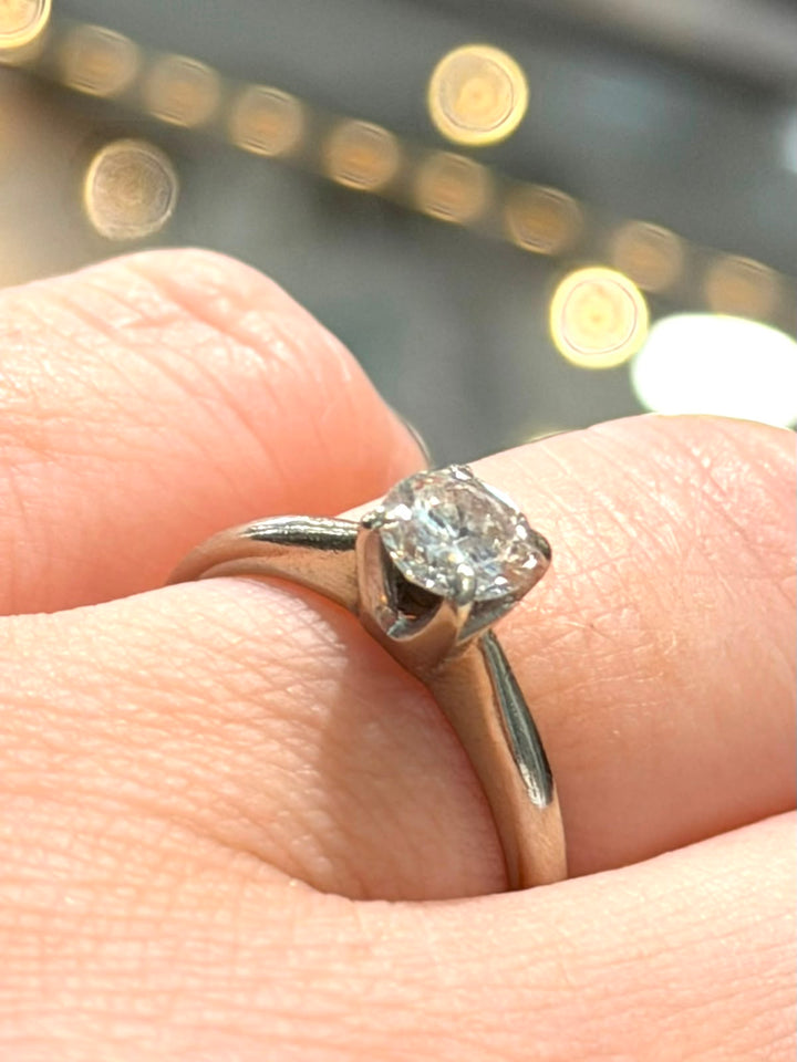 14K WHITE GOLD DIAMOND SOLITAIRE RING