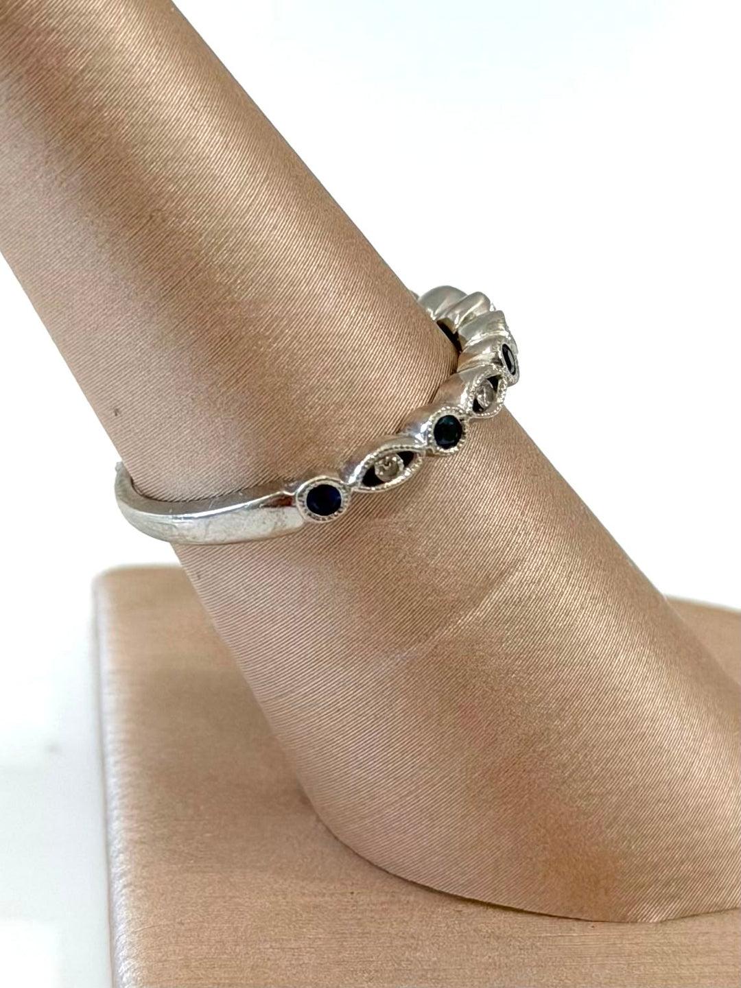 14K WHITE GOLD SAPPHIRE &amp; DIAMOND BAND RING