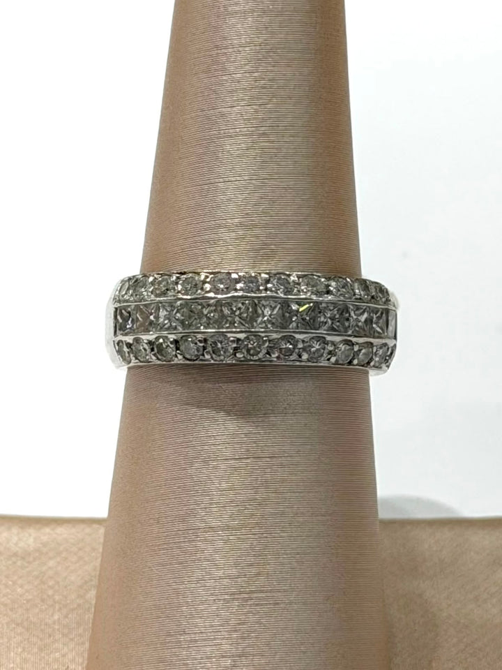 18K WHITE GOLD DIAMOND BAND RING