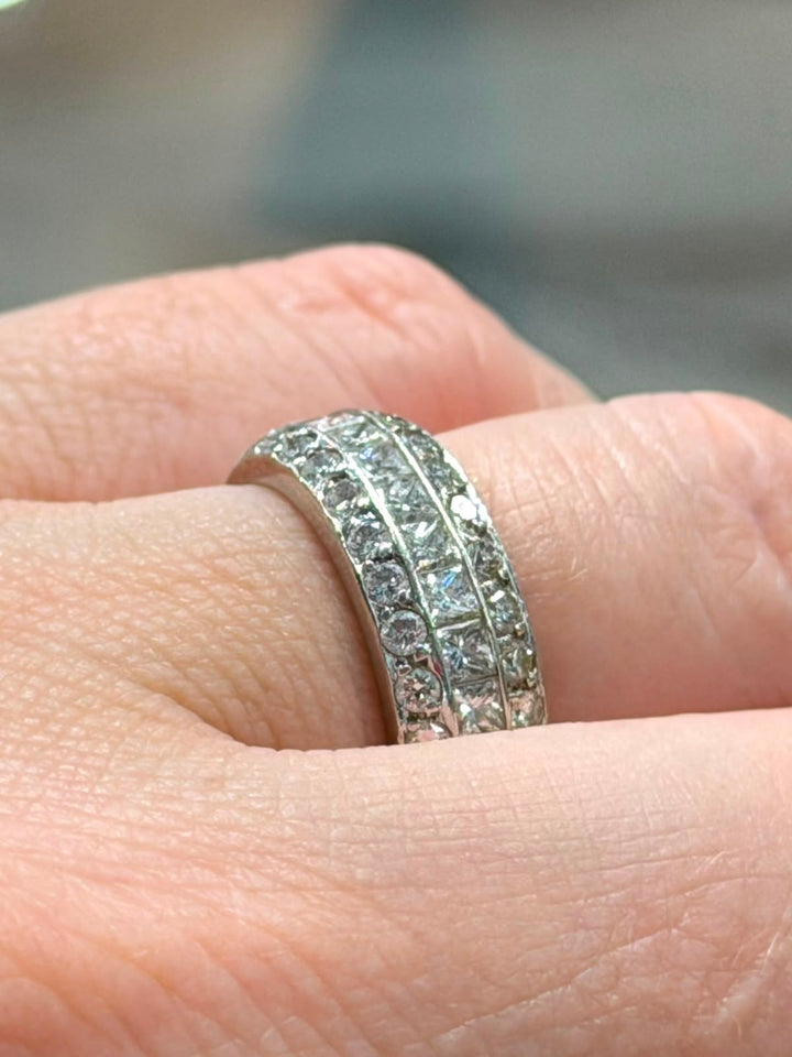 18K WHITE GOLD DIAMOND BAND RING