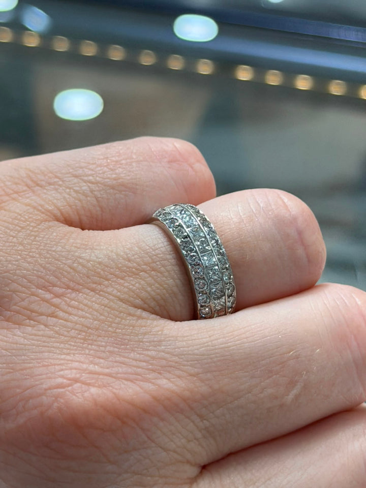 18K WHITE GOLD DIAMOND BAND RING