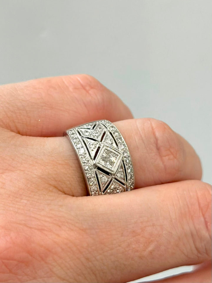 18K WHITE GOLD DIAMOND GEOMETRIC WIDE BAND RING