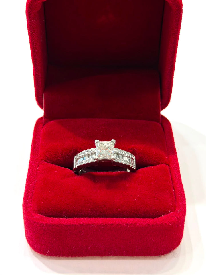 18K WHITE GOLD DIAMOND RING