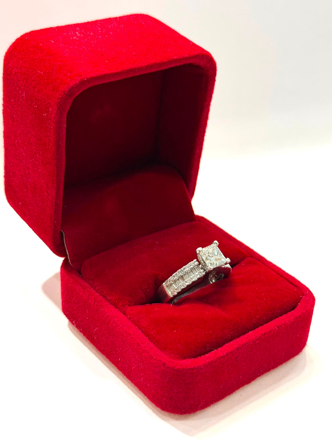 18K WHITE GOLD DIAMOND RING