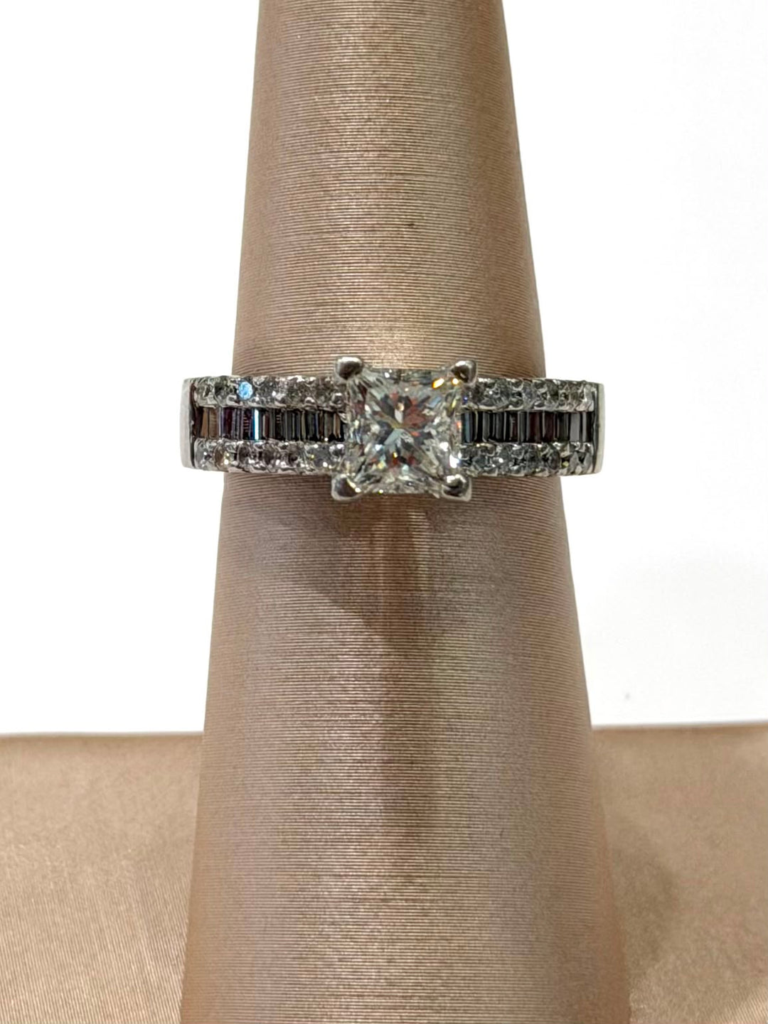 18K WHITE GOLD DIAMOND RING