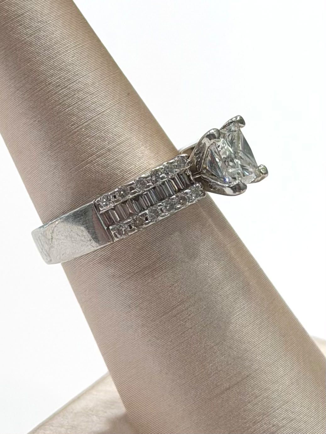 18K WHITE GOLD DIAMOND RING