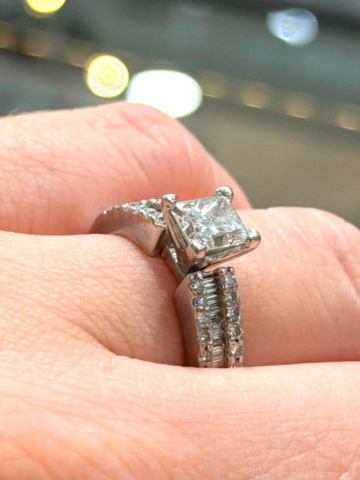 18K WHITE GOLD DIAMOND RING