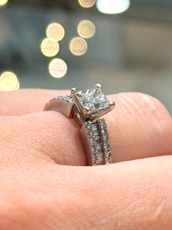 18K WHITE GOLD DIAMOND RING