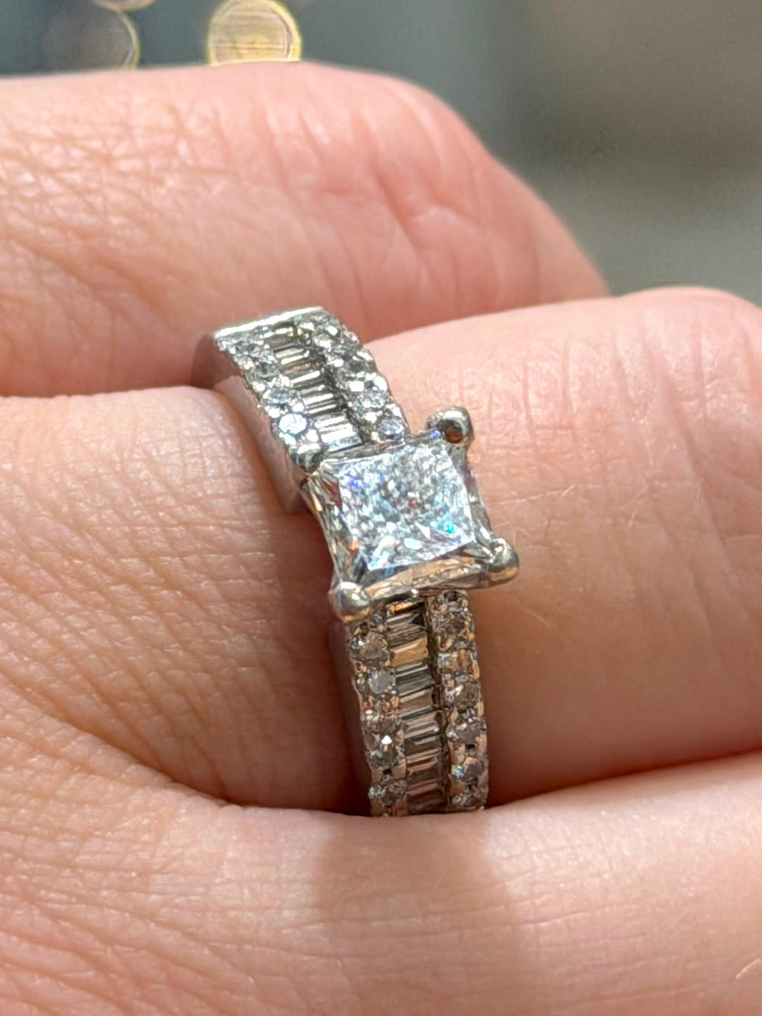 18K WHITE GOLD DIAMOND RING