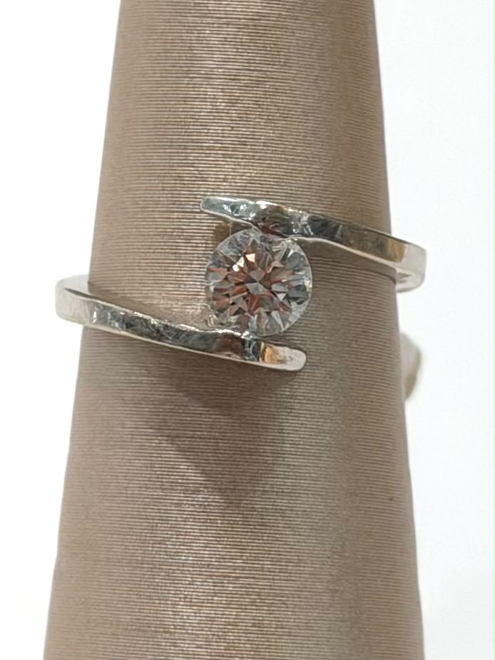 18K WHITE GOLD SOLITAIRE DIAMOND RING