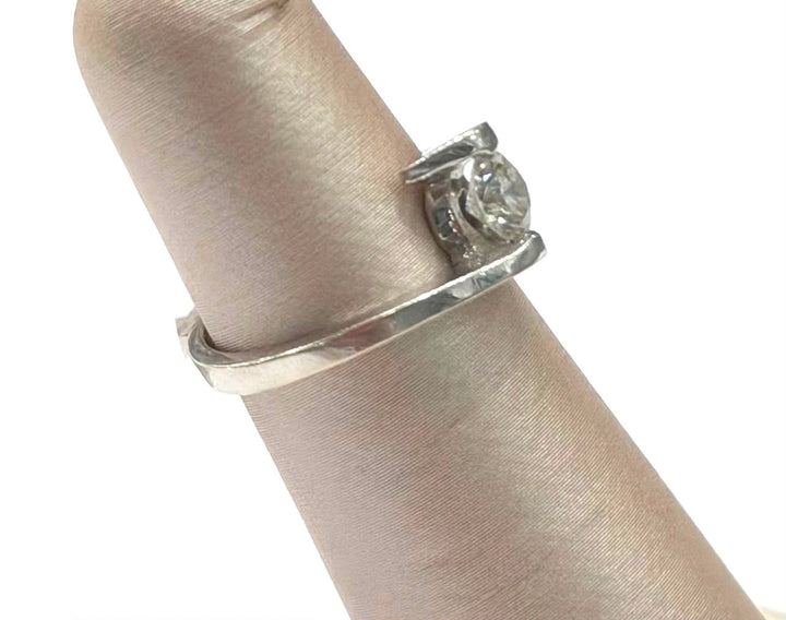 18K WHITE GOLD SOLITAIRE DIAMOND RING