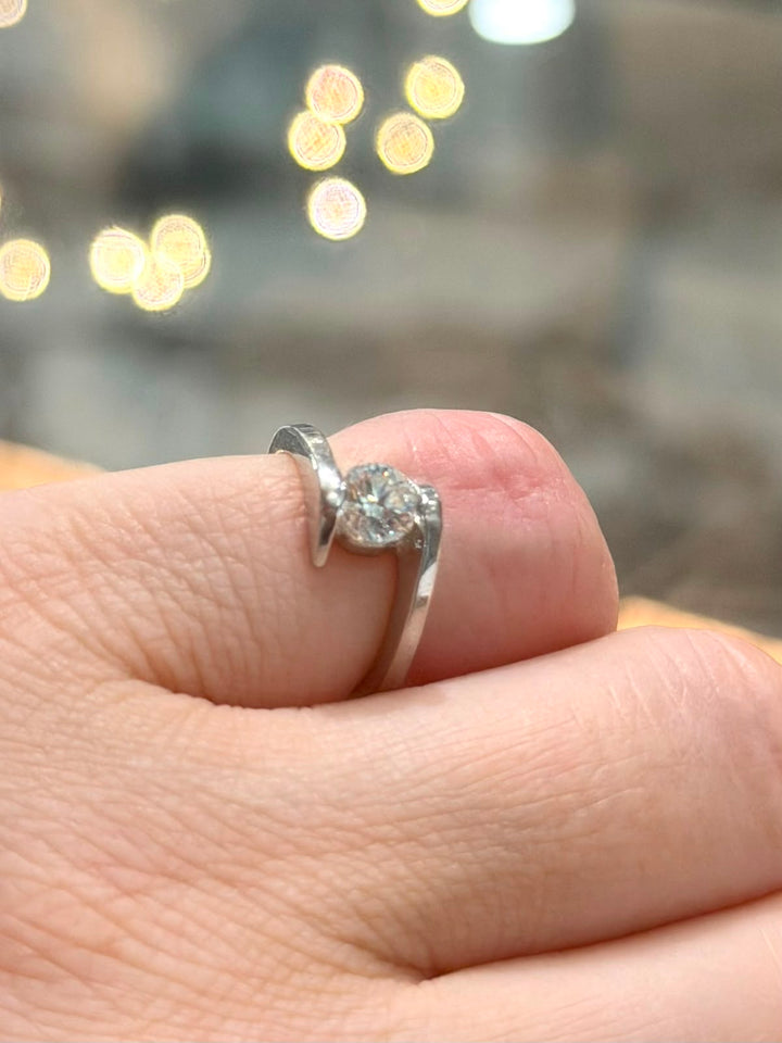 18K WHITE GOLD SOLITAIRE DIAMOND RING