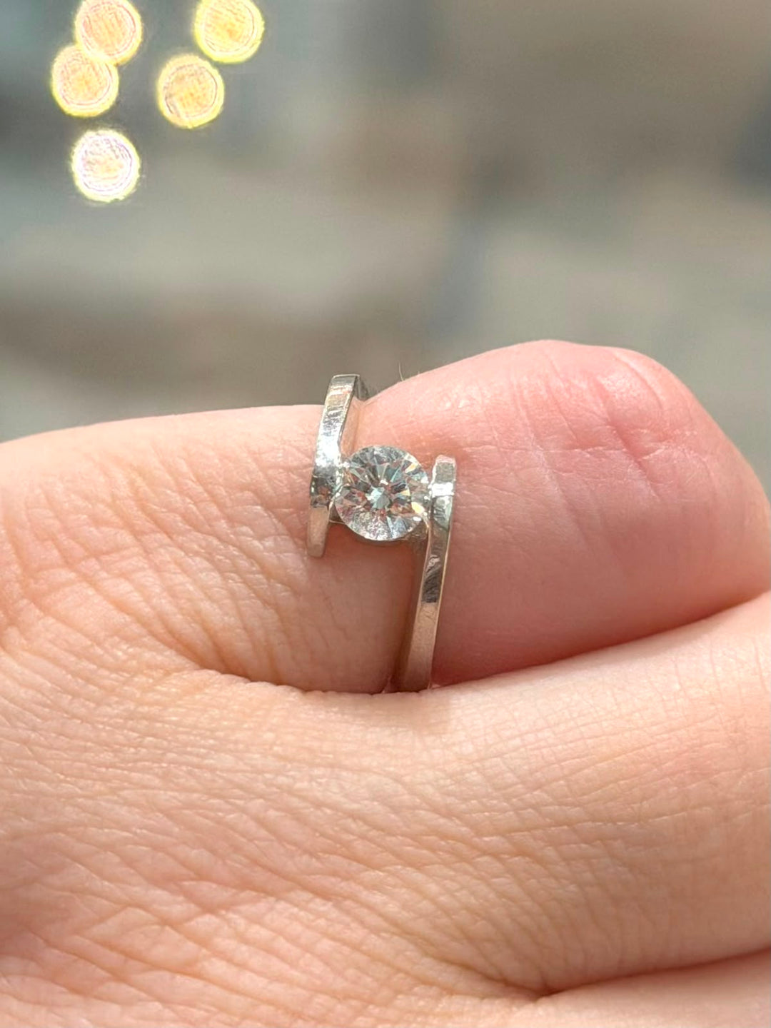 18K WHITE GOLD SOLITAIRE DIAMOND RING
