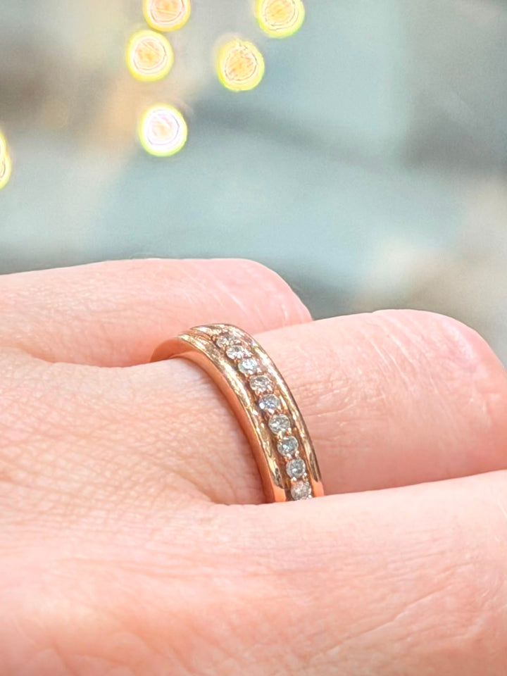 18K YELLOW GOLD DIAMOND BAND RING