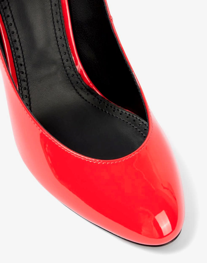 ALAÏA DÉCOLLETÉ 90 PATENT LEATHER ANKLE STRAP PUMPS – RED