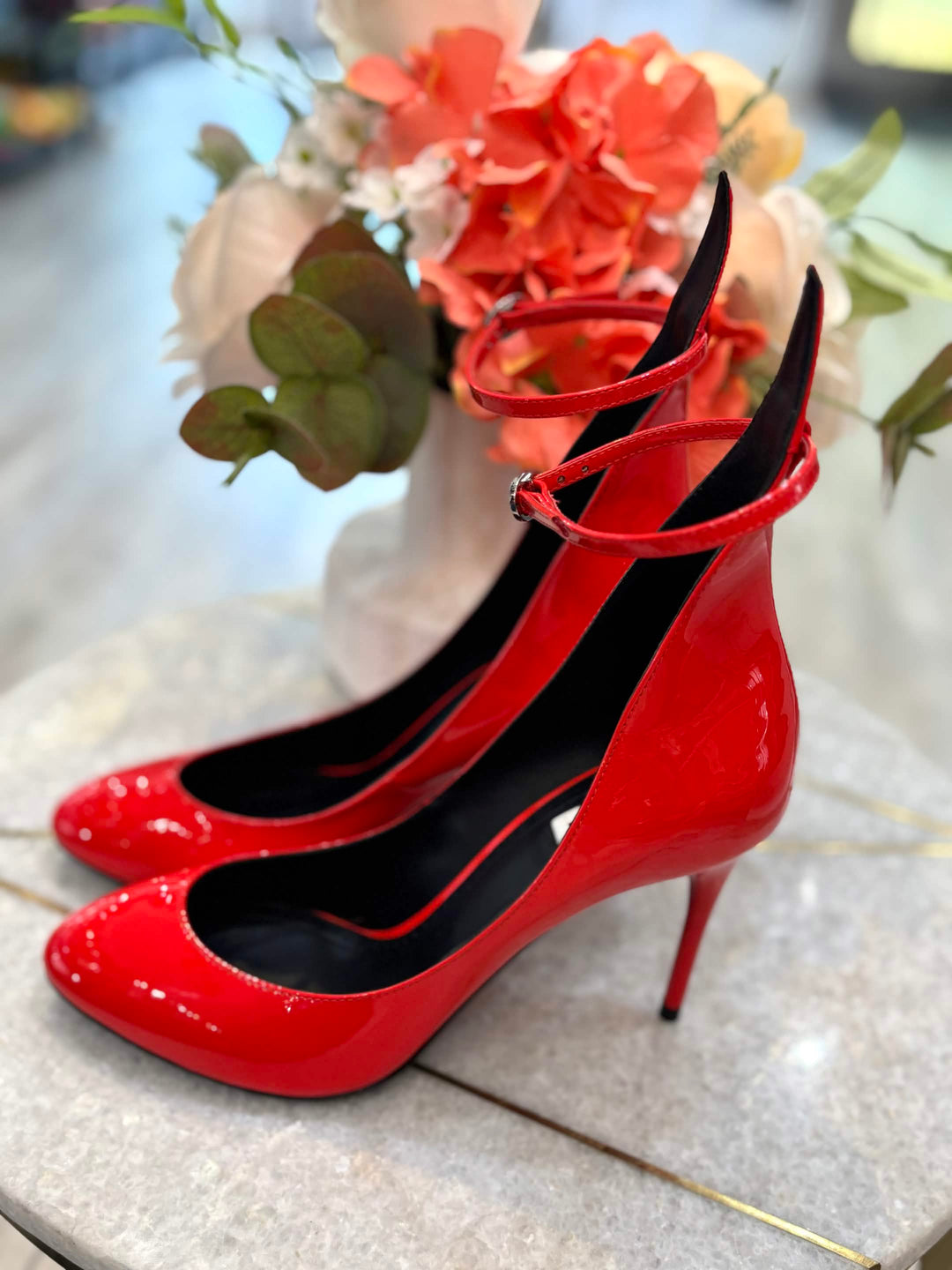 ALAÏA DÉCOLLETÉ 90 PATENT LEATHER ANKLE STRAP PUMPS – RED