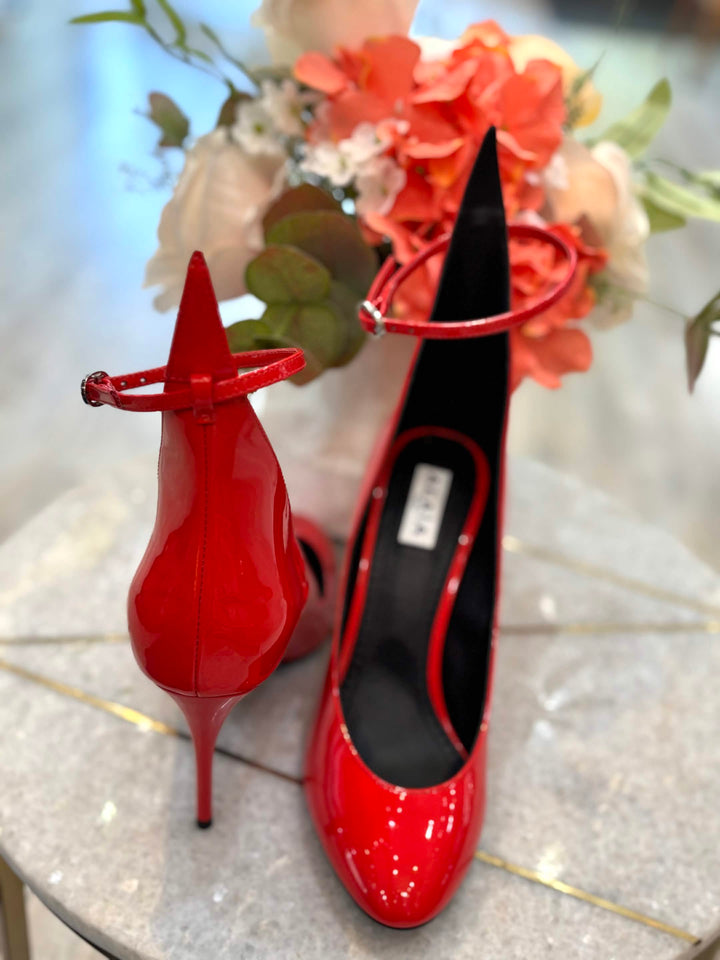 ALAÏA DÉCOLLETÉ 90 PATENT LEATHER ANKLE STRAP PUMPS – RED
