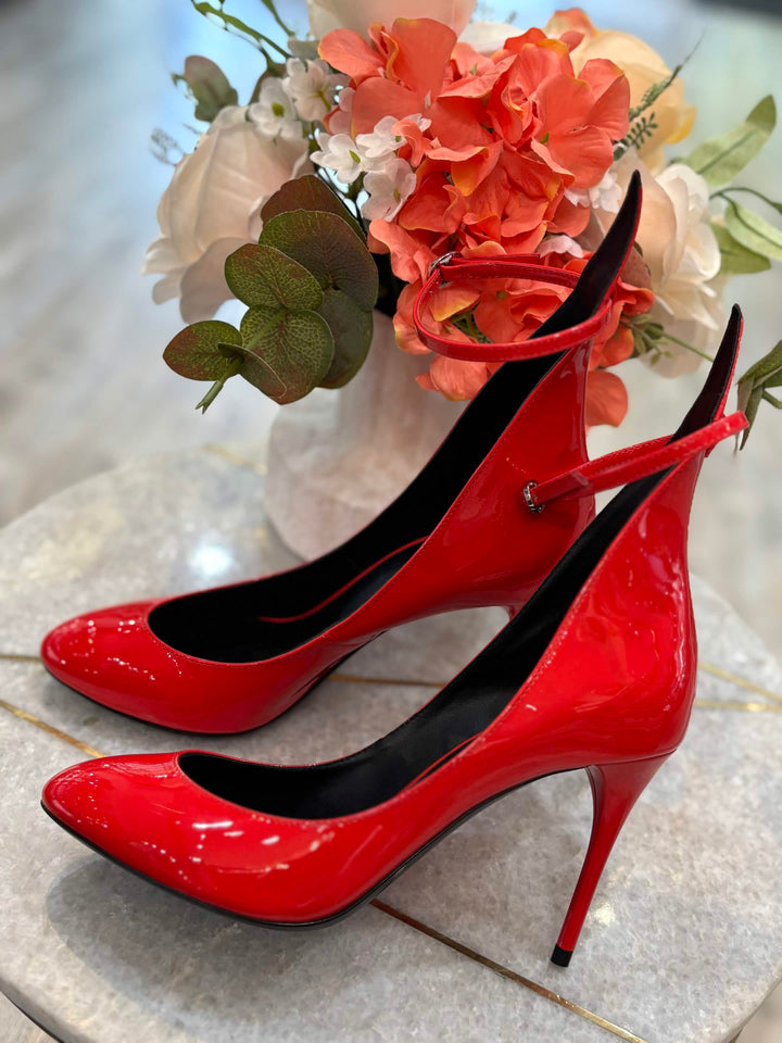 ALAÏA DÉCOLLETÉ 90 PATENT LEATHER ANKLE STRAP PUMPS – RED