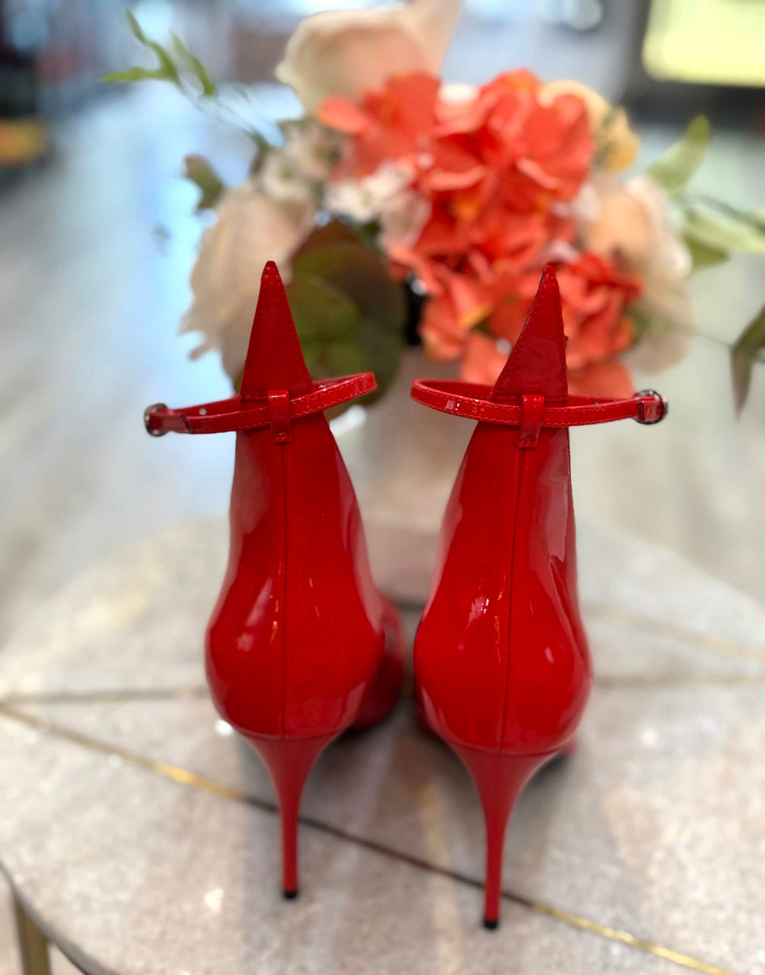 ALAÏA DÉCOLLETÉ 90 PATENT LEATHER ANKLE STRAP PUMPS – RED