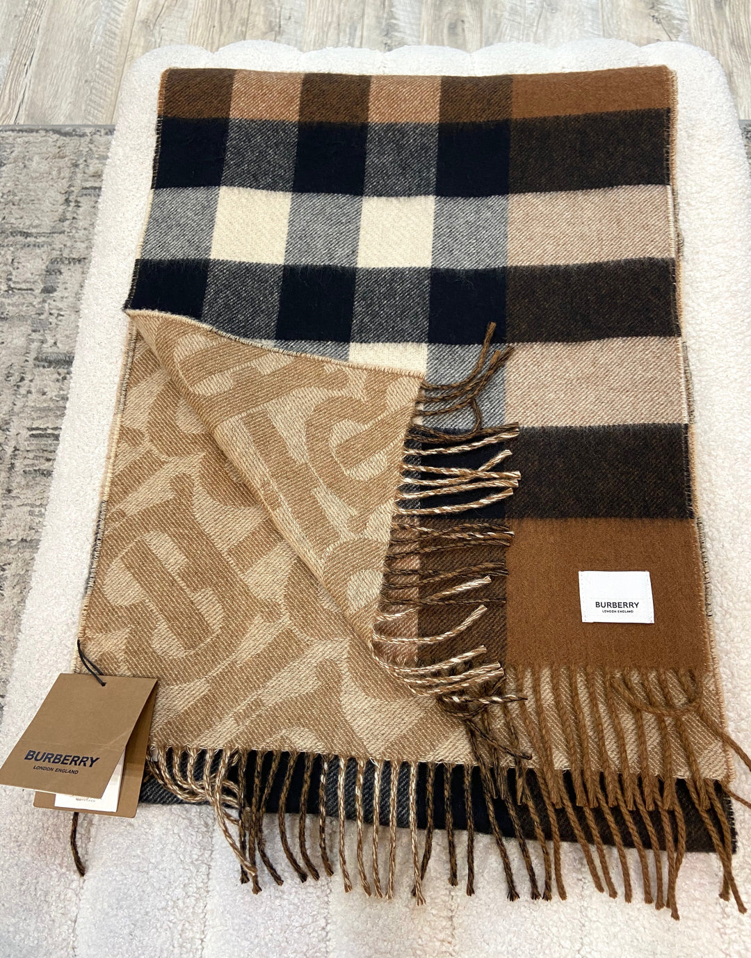 BURBERRY TB HALF MEGA CASHMERE REVERSIBLE SCARF – Caroline's
