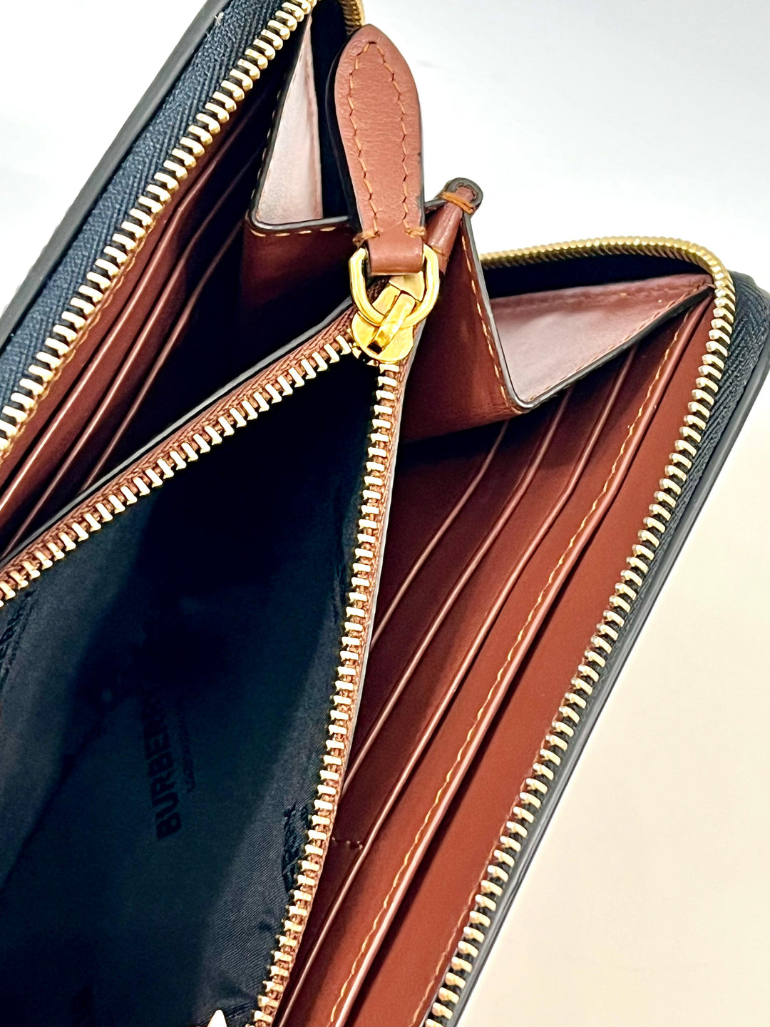 BURBERRY ELLERBY ICON STRIPE ZIP AROUND WALLET
