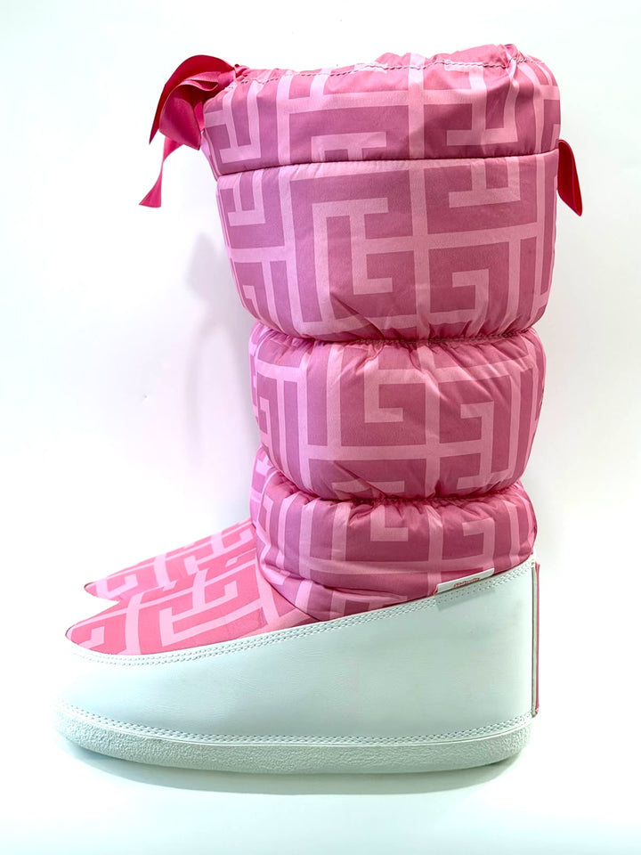 BALMAIN X BARBIE® AFTER SKI TUNDRA MONOGRAM LIMITED-EDITION BOOTS