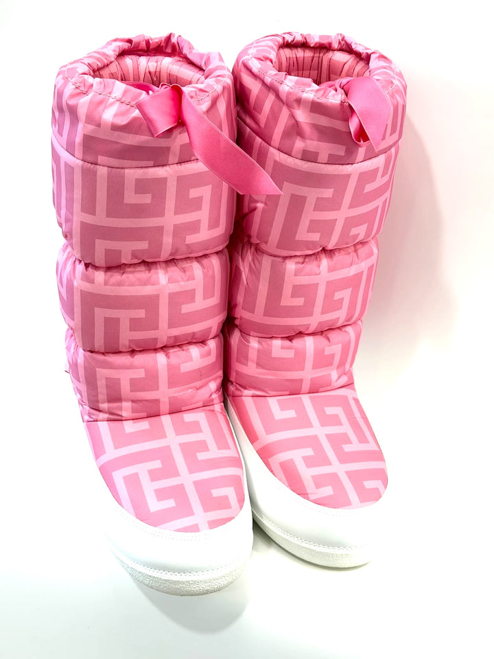 BALMAIN X BARBIE® AFTER SKI TUNDRA MONOGRAM LIMITED-EDITION BOOTS
