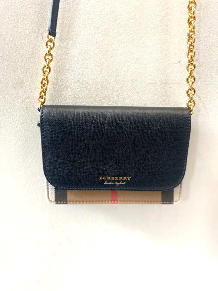 BURBERRY GRAINED CALFSKIN HOUSE CHECK HAMPSHIRE WALLET ON CHAIN