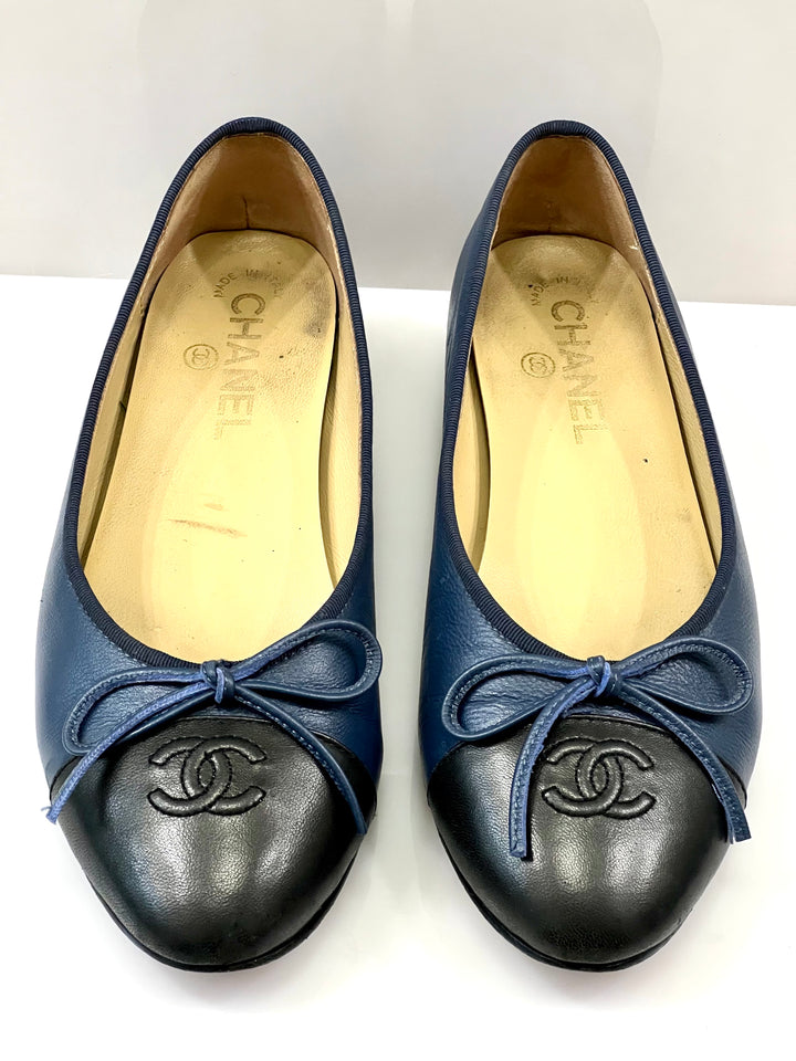 CHANEL CC LEATHER BALLET FLATS