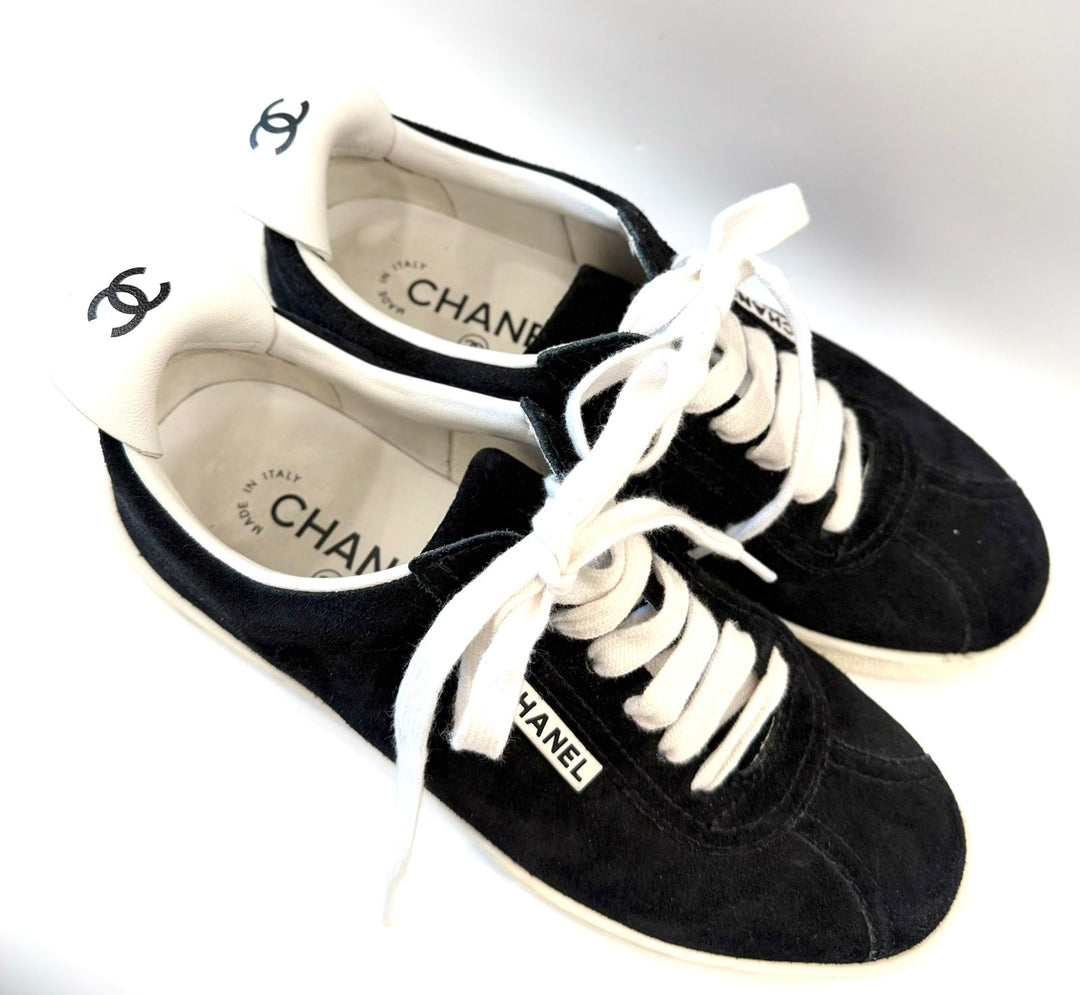 CHANEL CC LOGO SUEDE SNEAKERS