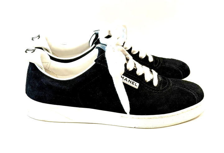 CHANEL CC LOGO SUEDE SNEAKERS