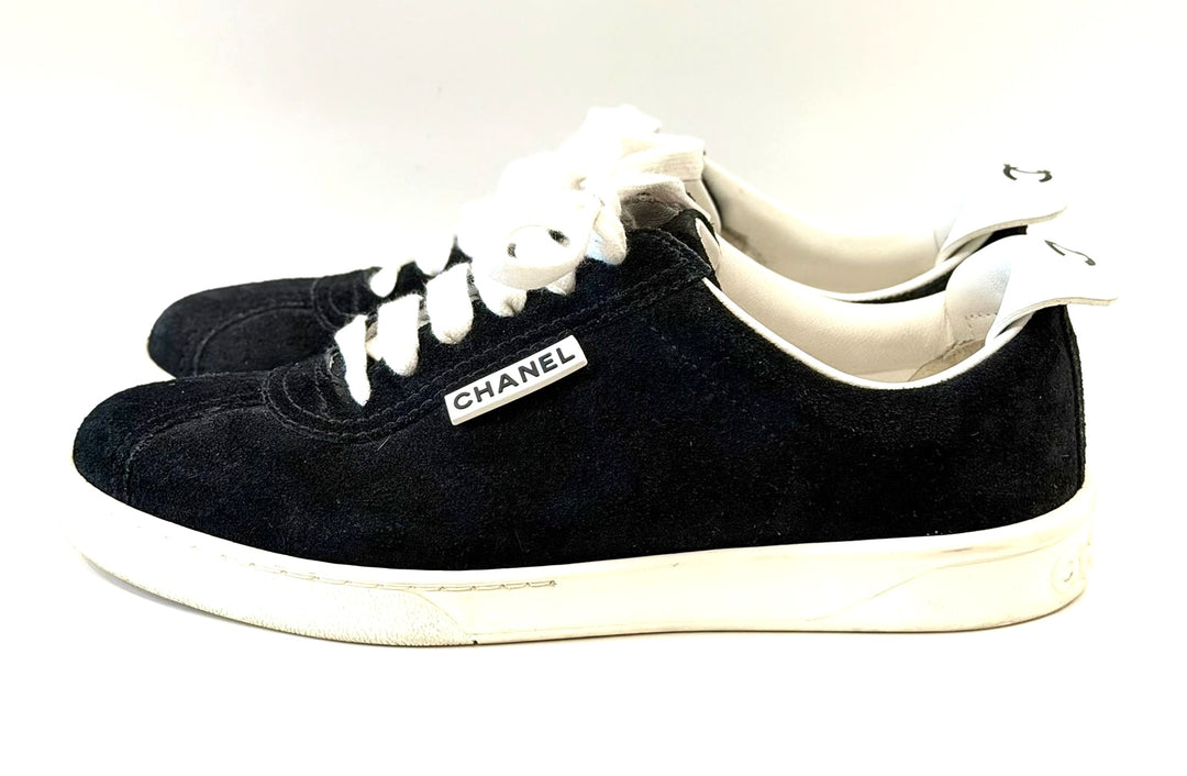 CHANEL CC LOGO SUEDE SNEAKERS