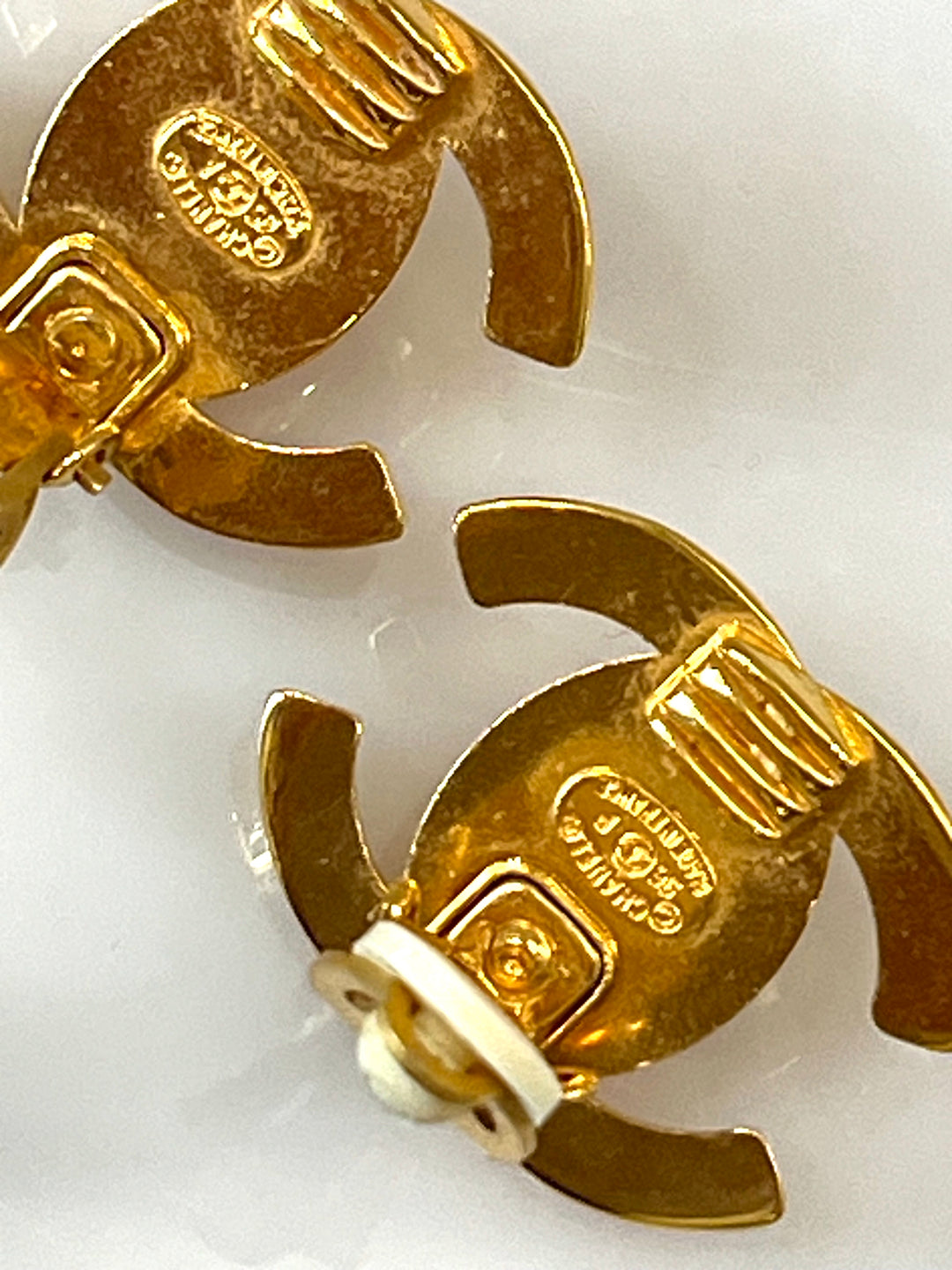 CHANEL CC LOGO TURNLOCK CLIP ON EARRINGS