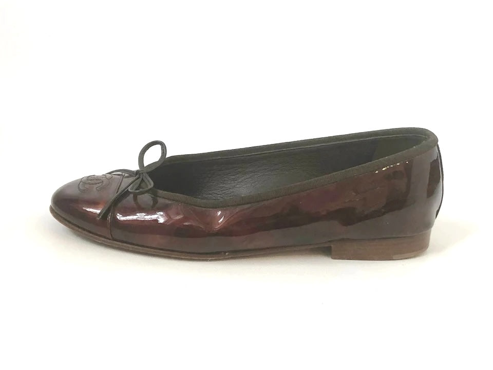CHANEL CC PATENT LEATHER CAP-TOE BALLET FLATS