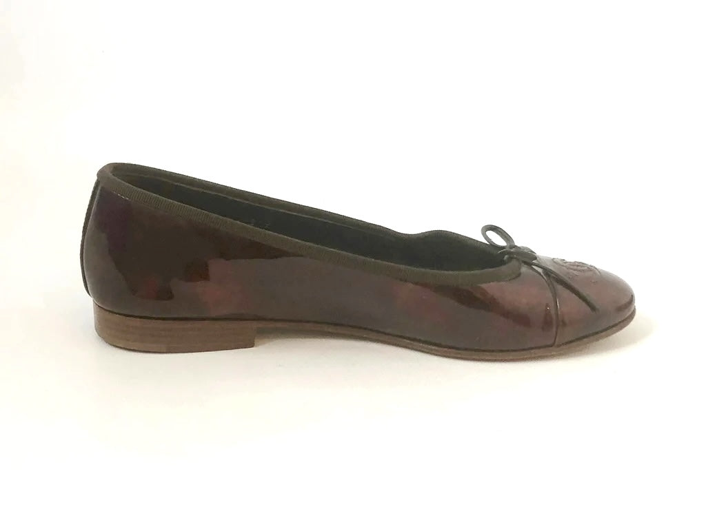 CHANEL CC PATENT LEATHER CAP-TOE BALLET FLATS