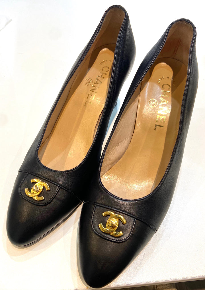CHANEL CC TURN-LOCK POINTED TOE CALFSKIN LEATHER PUMPS