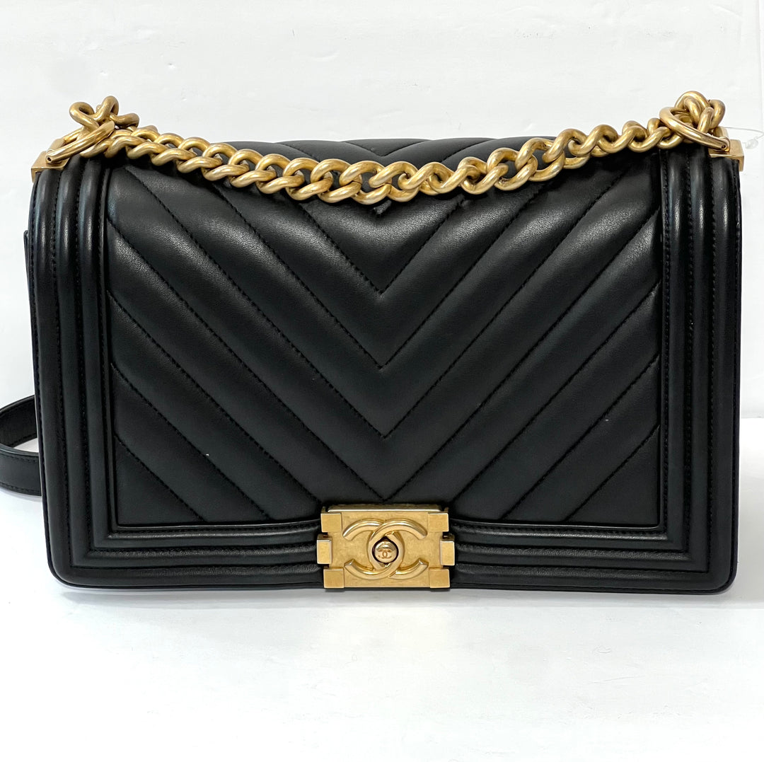 CHANEL CHEVRON QUILTED CALFSKIN NEW MEDIUM BOY FLAP BAG