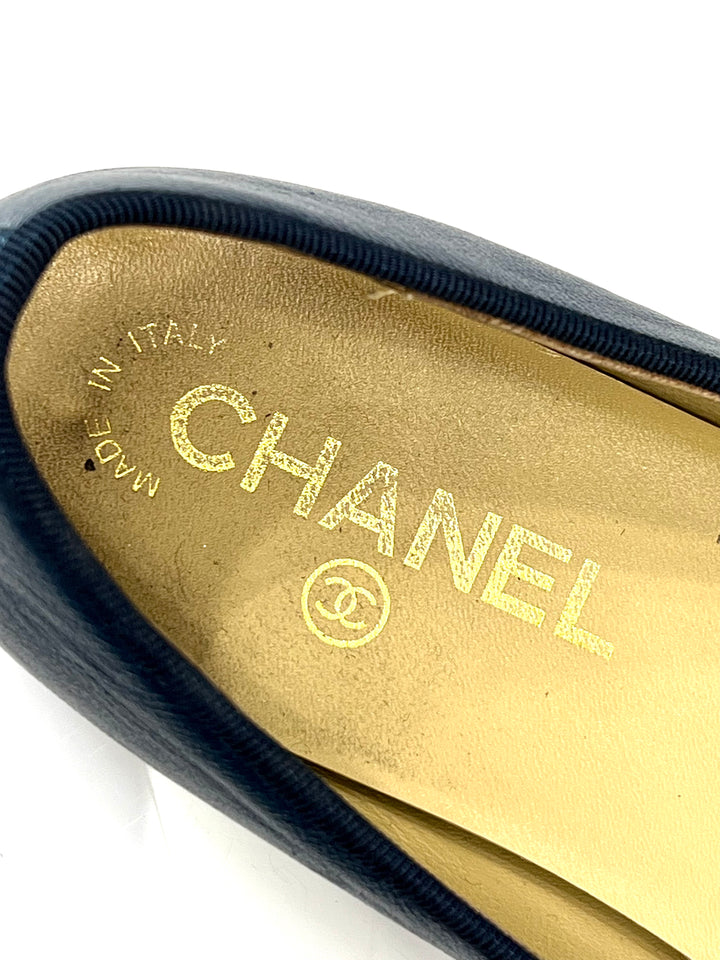 CHANEL CC LEATHER BALLET FLATS