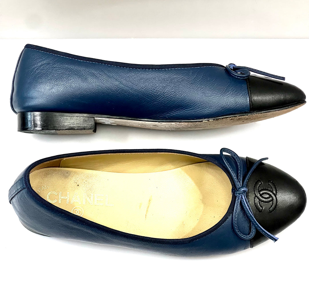 CHANEL CC LEATHER BALLET FLATS