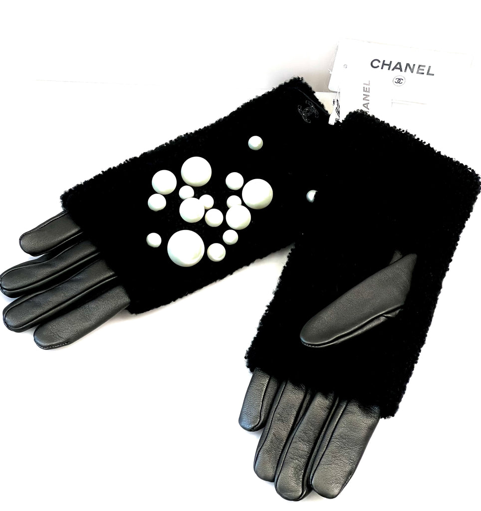 CHANEL CC PEARL LAMBSKIN LEATHER & SHEARLING GLOVES – Caroline's Fashion  Luxuries