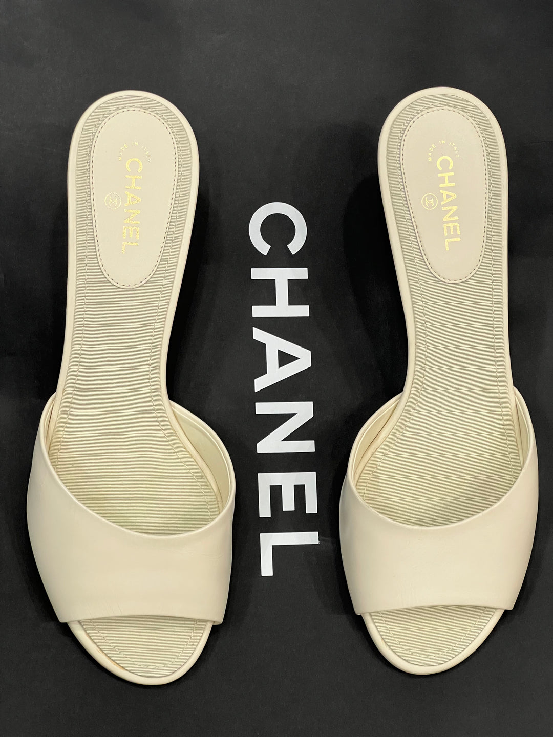 CHANEL INTERLOCKING CC HEEL LOGO LEATHER MULES
