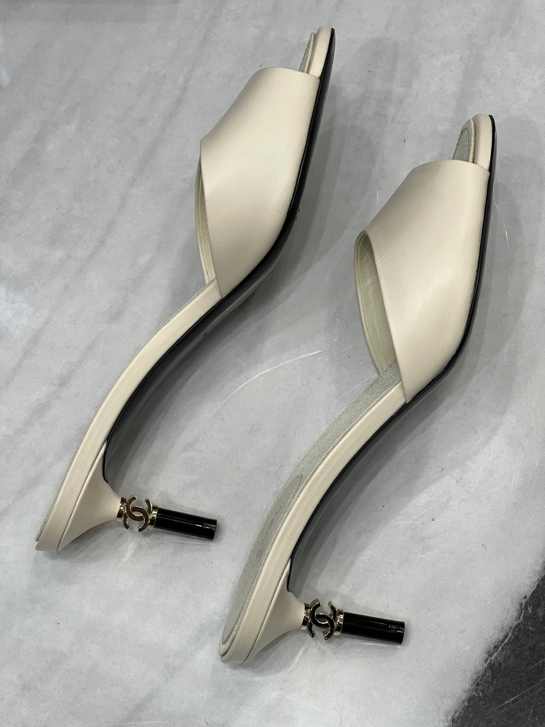 CHANEL INTERLOCKING CC HEEL LOGO LEATHER MULES