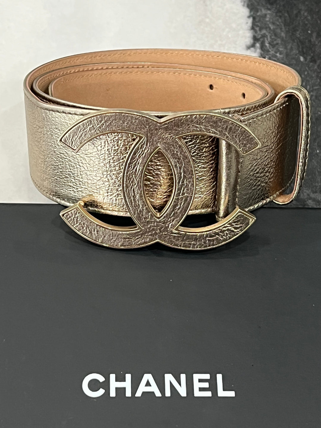 CHANEL METALLIC LAMBSKIN CC BUCKLE WIDE BELT – Caroline display picture 1